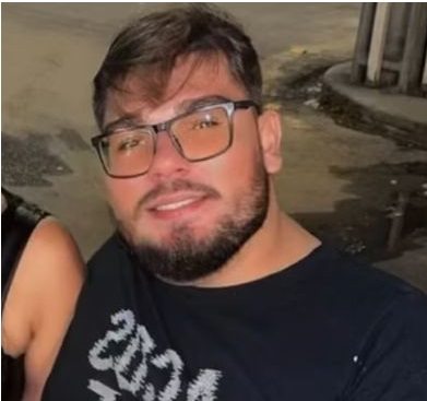 Homem é morto a tiros dentro de carro por motociclista em Ibiassucê