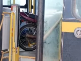 Ônibus escolar é flagrado transportando moto em feira pública de Matina