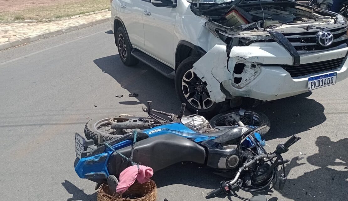 Colisão envolvendo carro e moto deixa motociclista ferido em Guanambi