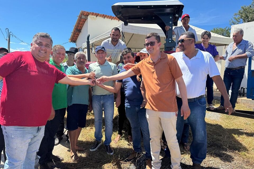 Deputado Charles Fernandes entrega tratores para comunidades rurais de Guanambi e Urandi