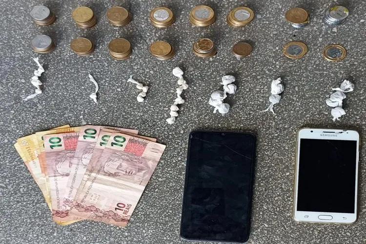 Candiba: 17º BPM apreende 29 papelotes de drogas com indivíduos em residência Candiba: 17º BPM apreende 29 papelotes de drogas com indivíduos em residência