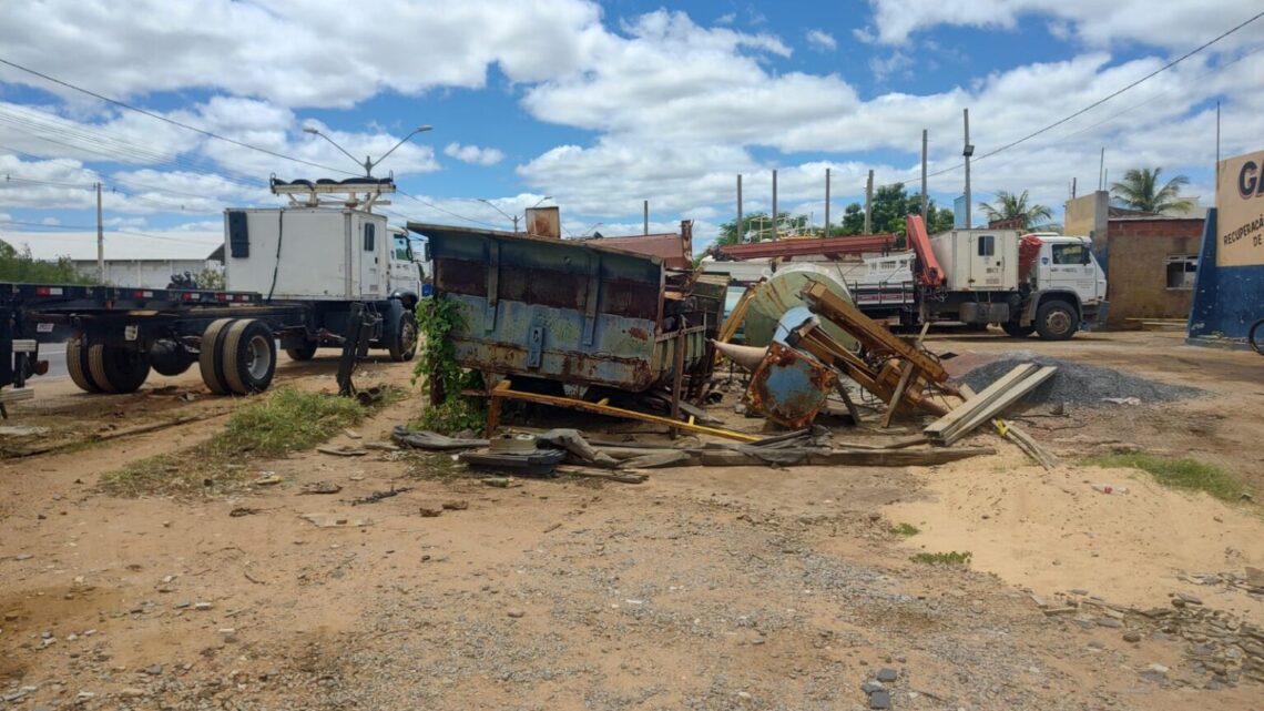 Guanambi: Operação para retirada de máquinas e veículos abandonados que iniciou pelo anel viário, chegará à feira livre e toda a cidade Guanambi: Operação para retirada de máquinas e veículos abandonados que iniciou pelo anel viário, chegará à feira livre e toda a cidade