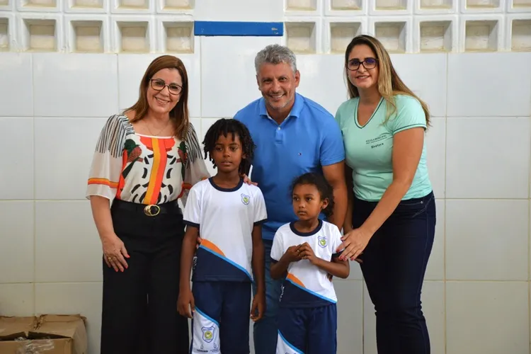 Pela primeira vez, secretaria de Educação de Guanambi inicia distribuição de uniformes para os alunos da rede municipal