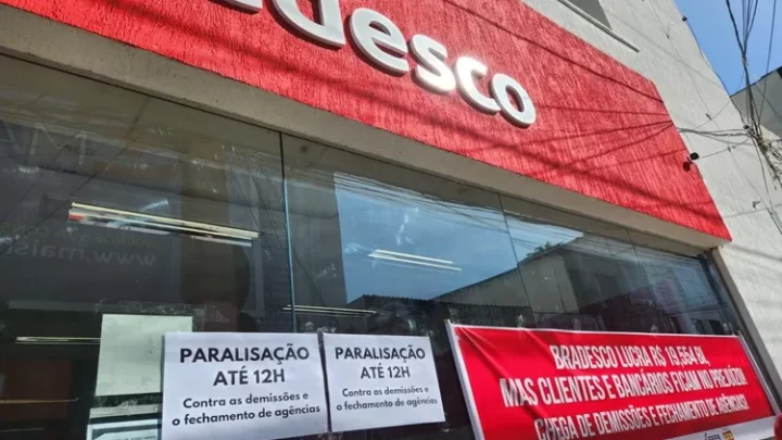 Bancários protestam contra fechamento de agências do Bradesco no sudoeste baiano