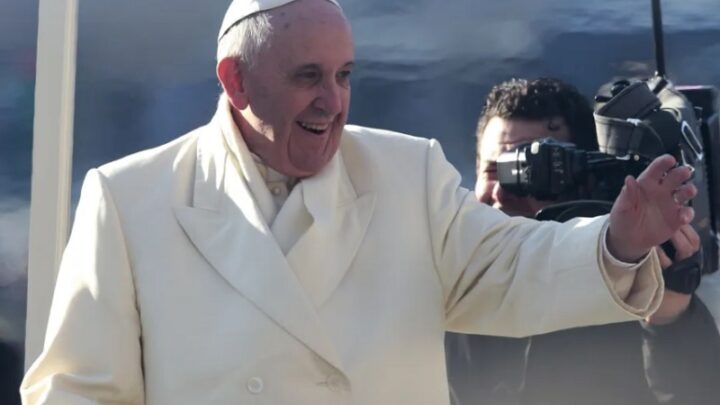Papa Francisco morre aos 88 anos: líder da Igreja Católica deixa legado de reformas e compaixão