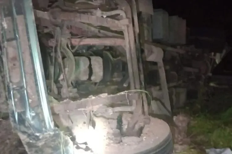Guanambi: Motorista fica ferido após carreta tombar na BR-030 Guanambi: Motorista fica ferido após carreta tombar na BR-030