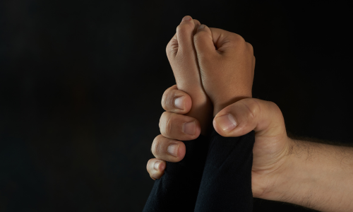 Criança de 7 anos é agredida por vizinho em condomínio de Guanambi, diz mãe Criança de 7 anos é agredida por vizinho em condomínio de Guanambi, diz mãe