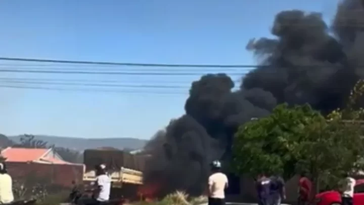 Carreta é destruída após fogo de queimada irregular se alastrar em Guanambi