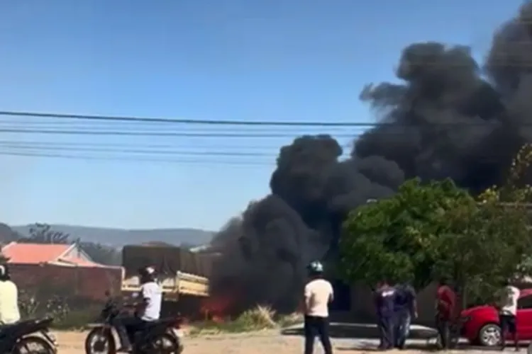 Carreta é destruída após fogo de queimada irregular se alastrar em Guanambi Carreta é destruída após fogo de queimada irregular se alastrar em Guanambi