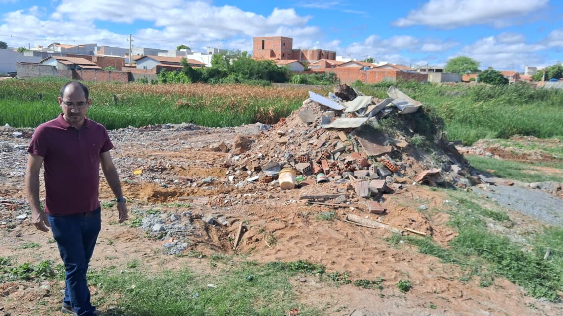 SEINFRA Guanambi coíbe invasão de área pública e aterro de lagoa no Bairro Alazão SEINFRA Guanambi coíbe invasão de área pública e aterro de lagoa no Bairro Alazão