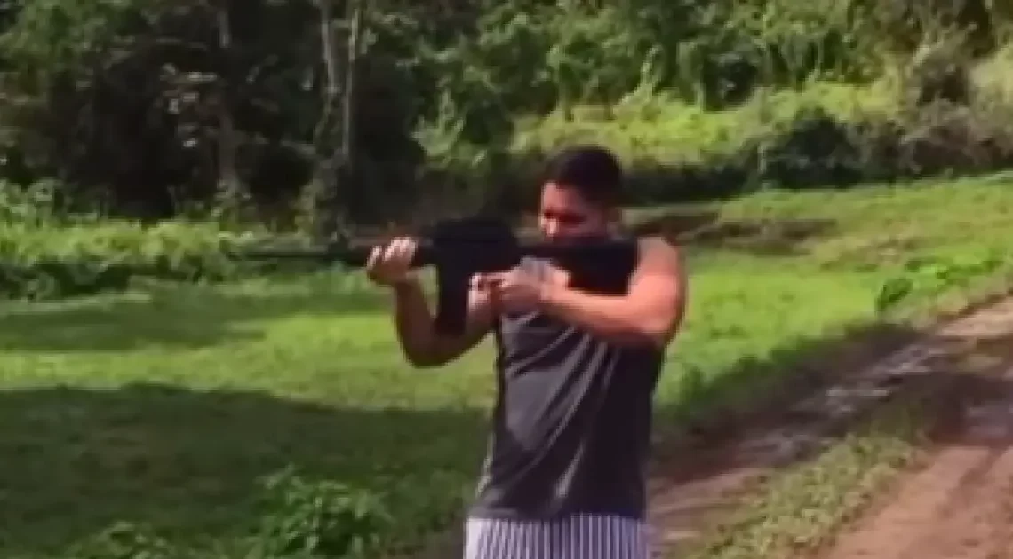 Vereador é flagrado atirando com fuzil de uso restrito Vereador é flagrado atirando com fuzil de uso restrito