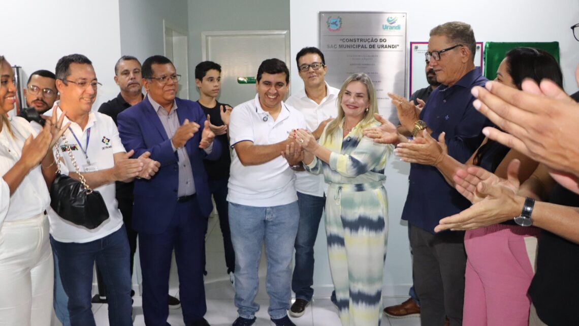 Ivana Bastos vai a Urandi para entregar investimentos ao lado do prefeito Warlei Ivana Bastos vai a Urandi para entregar investimentos ao lado do prefeito Warlei