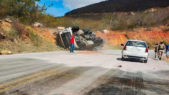 Carreta carregada de cimento tomba em curva da BA-148, em Rio de Contas