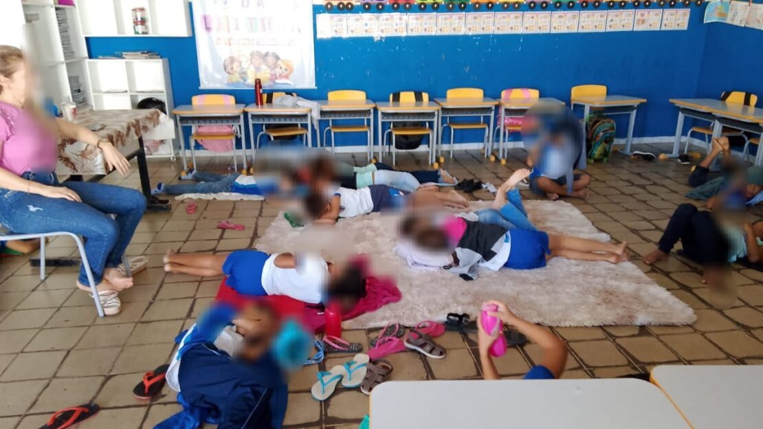 Pindaí: Pais denunciam que crianças estariam dormindo no chão em creche integral Pindaí: Pais denunciam que crianças estariam dormindo no chão em creche integral