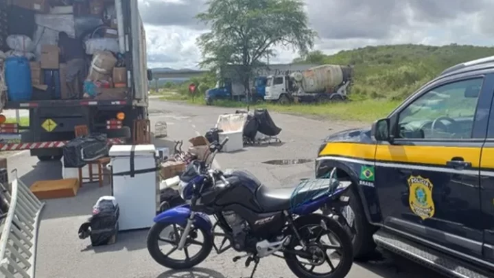 PRF recupera motocicleta roubada em caminhão de mudança em Jequié