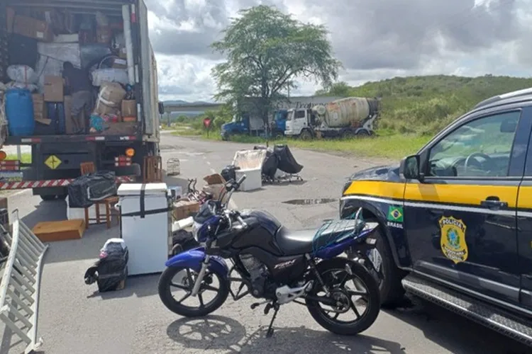PRF recupera motocicleta roubada em caminhão de mudança em Jequié PRF recupera motocicleta roubada em caminhão de mudança em Jequié