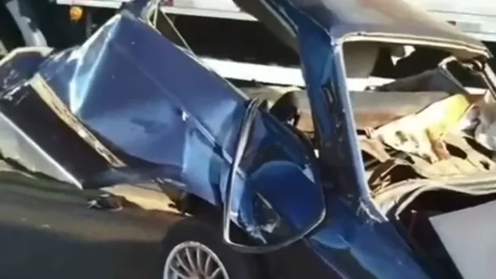 Carro parte ao meio durante colisão na BR-030 e deixa uma vítima fatal em Rio do Antônio