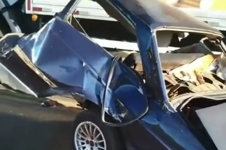 Carro parte ao meio durante colisão na BR-030 e deixa uma vítima fatal em Rio do Antônio Carro parte ao meio durante colisão na BR-030 e deixa uma vítima fatal em Rio do Antônio