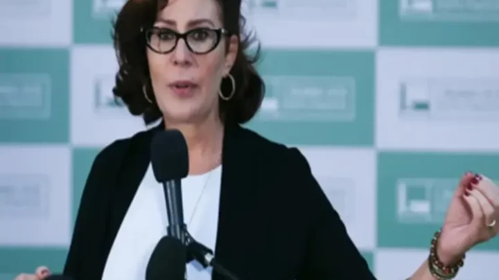 Condenada pelo STF, Carla Zambelli anuncia que deixou o Brasil
