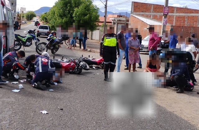 Colisão entre motocicletas deixa três pessoas feridas em Guanambi