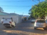 Colisão entre veículos provoca capotamento em Rio do Antônio e mobiliza 24º BPM Colisão entre veículos provoca capotamento em Rio do Antônio e mobiliza 24º BPM