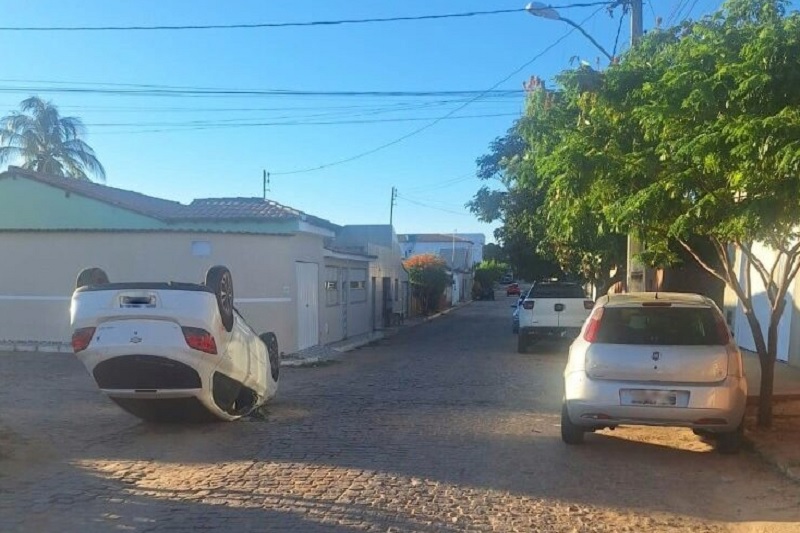 Colisão entre veículos provoca capotamento em Rio do Antônio e mobiliza 24º BPM