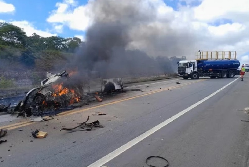 Colisão frontal na BR-101 deixa 11 mortos no extremo sul da Bahia