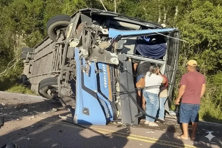 Acidente entre ônibus e caminhão mata dois e deixa 22 feridos entre Ituaçu e Barra da Estiva