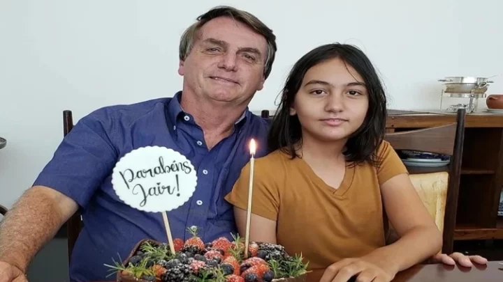 Filha caçula de Jair Bolsonaro passa por cirurgia de cinco horas