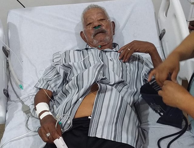 Idoso de 93 anos aguarda vaga para transferência ao Hospital Geral de Guanambi após internação em Malhada