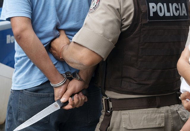 Homem é preso após ameaçar companheira com faca enquanto ela segurava bebê de 6 meses em Candiba