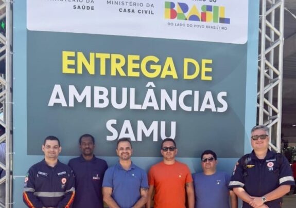 Secretaria de Saúde de Guanambi recebe nova ambulância do SAMU e kit de telessaúde para UBS, durante evento em Salvador