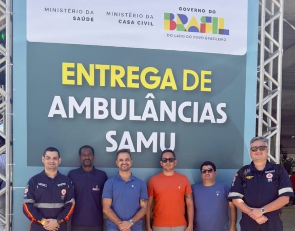 Secretaria de Saúde de Guanambi recebe nova ambulância do SAMU e kit de telessaúde para UBS, durante evento em Salvador