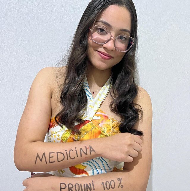 Ex-aluna de Colégio Estadual de Palmas de Monte Alto é aprovada em Medicina pelo ProUni com bolsa integral