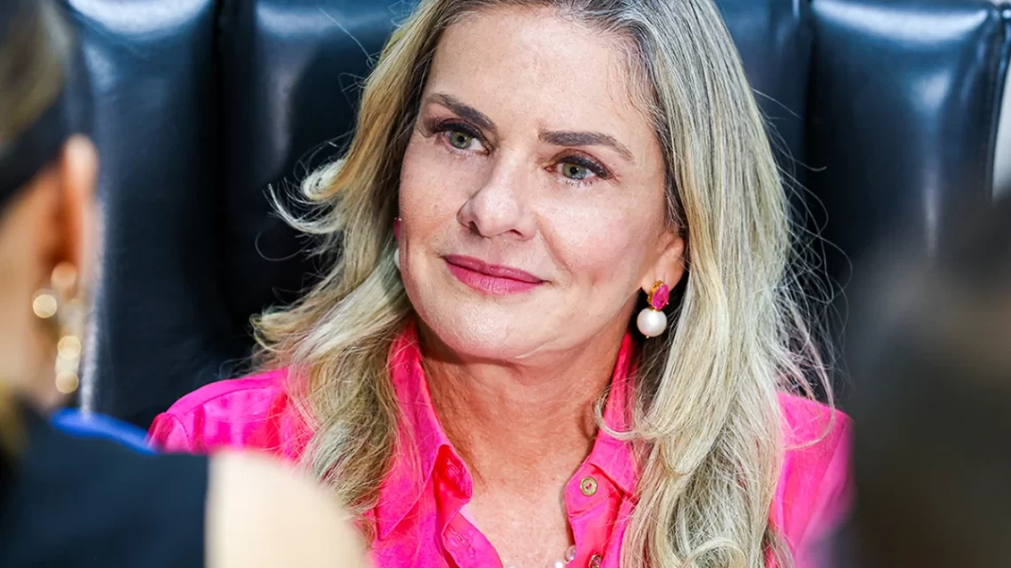 A deputada Ivana Bastos faz indicação para mutirão de reconstrução mamária pós-mastectomia no Hospital Estadual Alto do Sertão