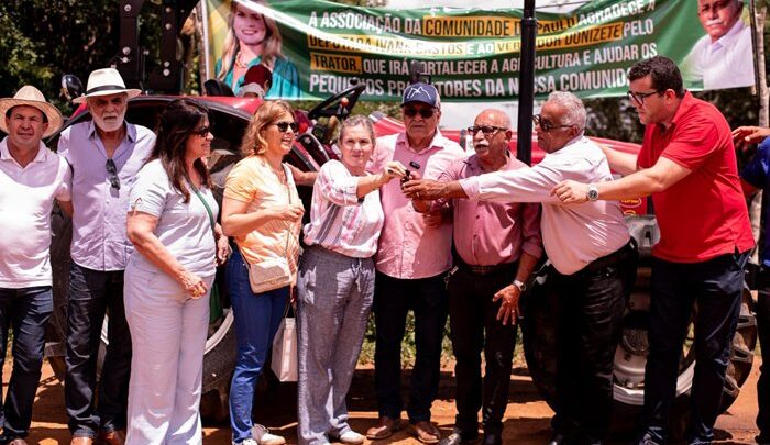Ivana Bastos fortalece agricultura familiar com entrega de tratores em Caetité