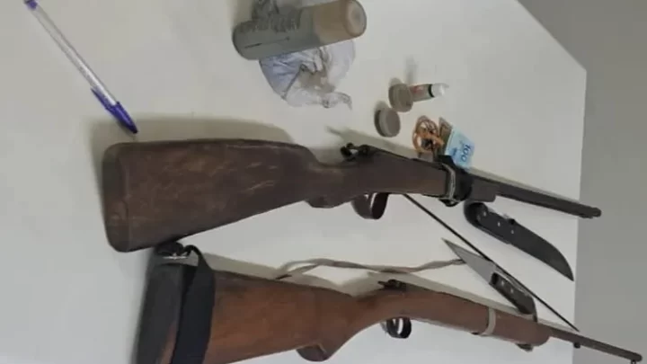 Armas de fogo são apreendidas em Tanque Novo após briga entre irmãos