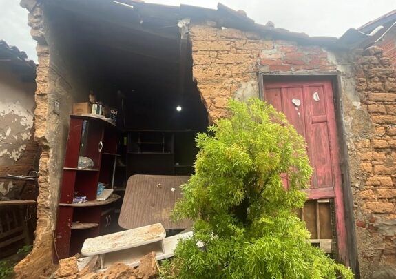 Após fortes chuvas, família em situação de risco habitacional recebe suporte da Secretaria de Assistência Social; pasta disponibiliza contato para famílias em situações de risco