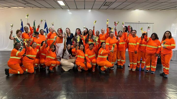 Trabalhadoras da limpeza pública participam de café da manhã em comemoração ao Mês da Mulher