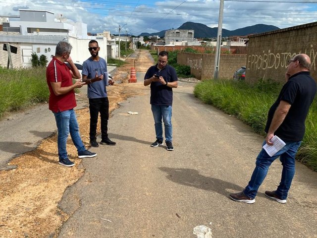 Em reunião com o prefeito de Guanambi, empresa de esgotamento sanitário se compromete a recuperar ruas danificadas