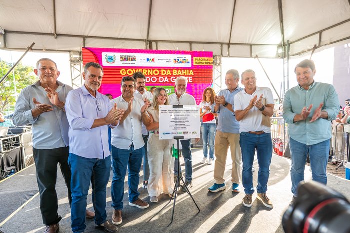 Deputado Charles Fernandes participa de inaugurações de colégio estadual e CAPS em Urandi