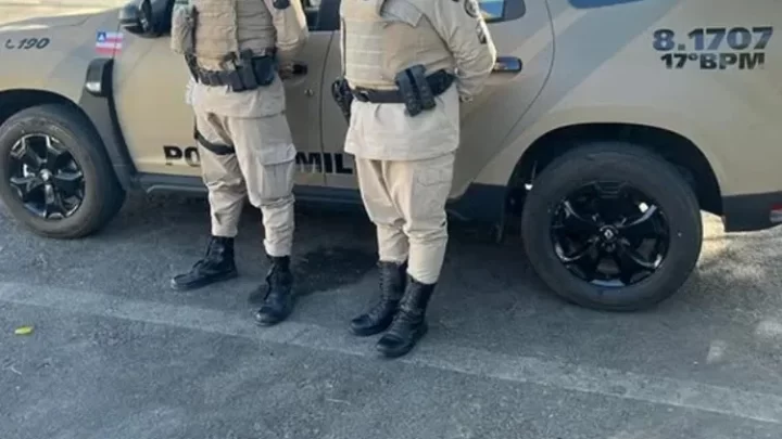 Jovem com mandado em aberto é identificado e preso em praça pública em Guanambi