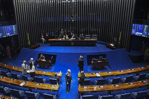 Senado obriga uso de tornozeleira por agressor de mulheres, e projeto vai à sanção de Lula