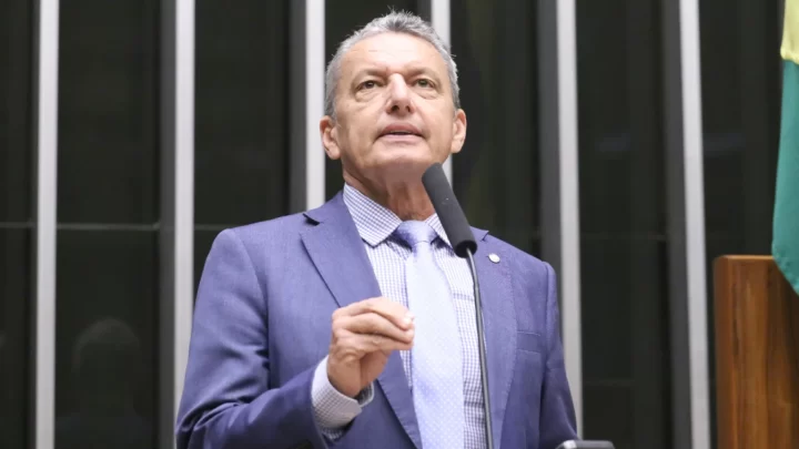 Deputado Charles Fernandes cobra fiscalização da Coelba e melhorias no acesso à perícia do INSS