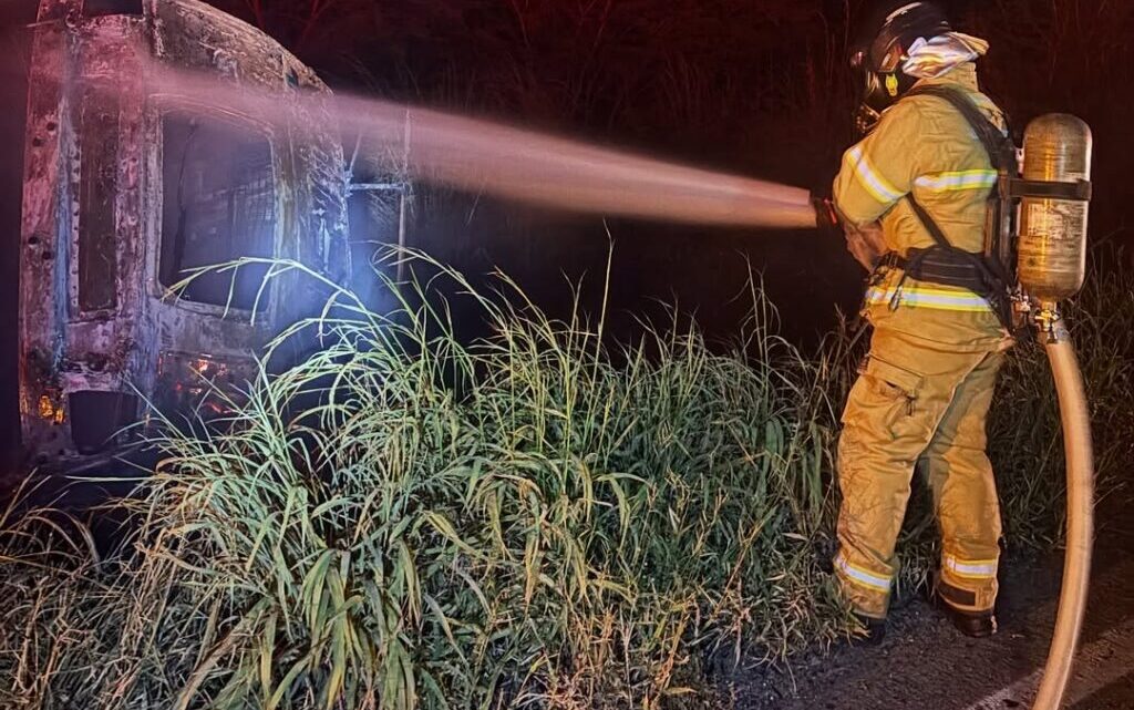 Incêndio atinge cabine de caminhão boiadeiro entre Correntina e Santa Maria da Vitória