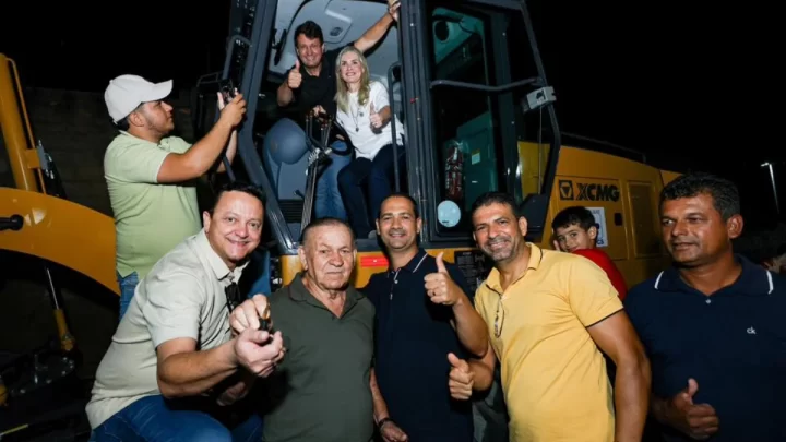 Trabalho da deputada Ivana Bastos fortalece a agricultura familiar com entrega de patrol em Caculé