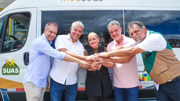 Ivana Bastos destaca avanço para assistência social com entrega de veículo para Guanambi