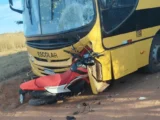 Engenheiro morre após colisão entre moto e ônibus na zona rural de Candiba
