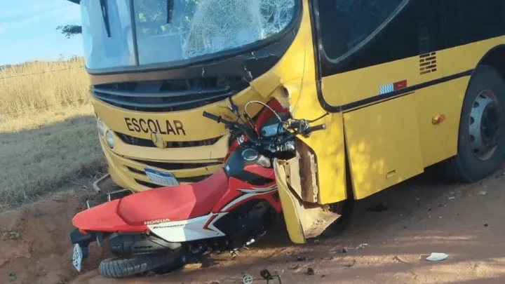 Engenheiro morre após colisão entre moto e ônibus na zona rural de Candiba