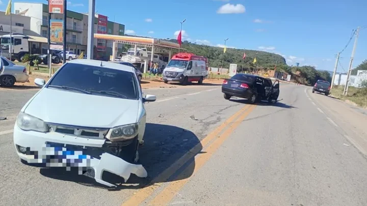 Batida entre dois carros deixa quatro feridos na BR-030 em Caetité